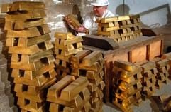 Die Nachbildungen von Goldbarren sortiert Hartmuth Baumert, heute Produktionsleiter im Kali-Werk, am Freitag (11.03.2005) im 500 Meter tief gelegenen so genannten «Goldraum» des ehemaligen Kalischachtes Kaiseroda in Merkers in Südthüringen. In den unterirdischen Räumen lagerten im Frühjahr 1945 fast die gesamten Gold- und Devisenbestände der Deutschen Reichsbank und Kunstschätze aus verschiedenen Berliner Museen. Als amerikanische Truppen das Versteck 1945 fanden, lagerten in dem Raum Schätze in einem Gesamtwert von etwa 2,2 Milliarden Euro. (Foto: dpa)