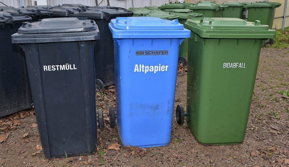 Papiertonne, Biotonne und die schwarze für den Restmüll.
