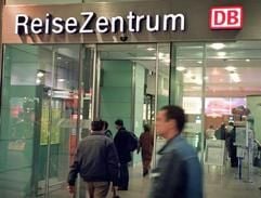 Die Fahrkartenschalter heißen bei der Bahn zwar «Reisezentrum», die Schlangen davor sind aber geblieben. Für Karten für ICE und Intercity will die Bahn künftig am Schalter einen «Bedienzuschlag» von 2,50 Euro kassieren. (Foto: dpa)