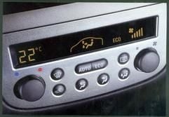 Eine Frage der Einstellung - um im Fahrzeuginnenraum bei heißer Witterung schnell angenehme Temperaturen zu erhalten, sollte die Klimaanlage bei Fahrtbeginn für einige Minuten auf niedrigste Werte und auf Umluft gestellt werden. Als Standardtemperatur für die Fahrt empfehlen Mediziner 22 Grad. (Foto: dpa)