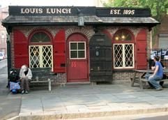 Gäste sitzen vor dem Hamburger-Restaurant «Louis Lunch» in New Haven, USA. (Foto: dpa)