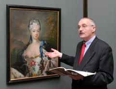 Der Direktor der Dresdner Gemäldegalerie Alte Meister, Harald Marx, stellt am Freitag (17.02.2006) mit einem Gemälde der Anna Constanze Gräfin von Cosel die letzte Neuerwerbung vor. (Foto: dpa)