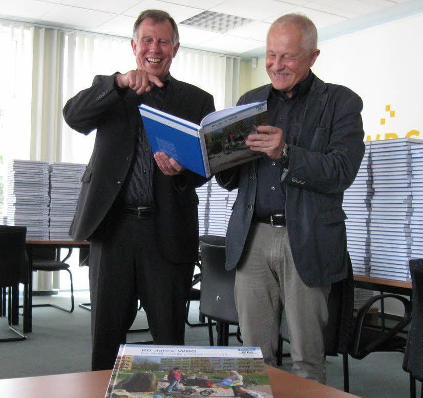 Vorstand Hans Keller (li.) und Autor Wolfram Wallraf freuen sich.