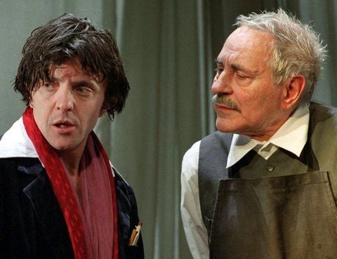 Die Schauspieler David Bennent (li.) als Arnold Kramer und Peter Fitz als Michael Kramer spielen bei einer Fotoprobe im Stück "Michael Kramer" von Gerhart Hauptmann am Berliner Ensemble. Fitz ist mit 81 Jahren in Berlin gestorben. (FOTO: DPA)