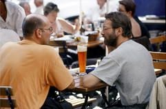 Plaudern und Probleme wälzen - vor allem Männer treffen sich mit Freunden gerne mal auf ein Bier. (Foto: dpa)