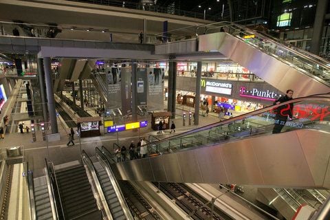Blick in das Innere des Berliner Hauptbahnhofes. (FOTO: DPA)