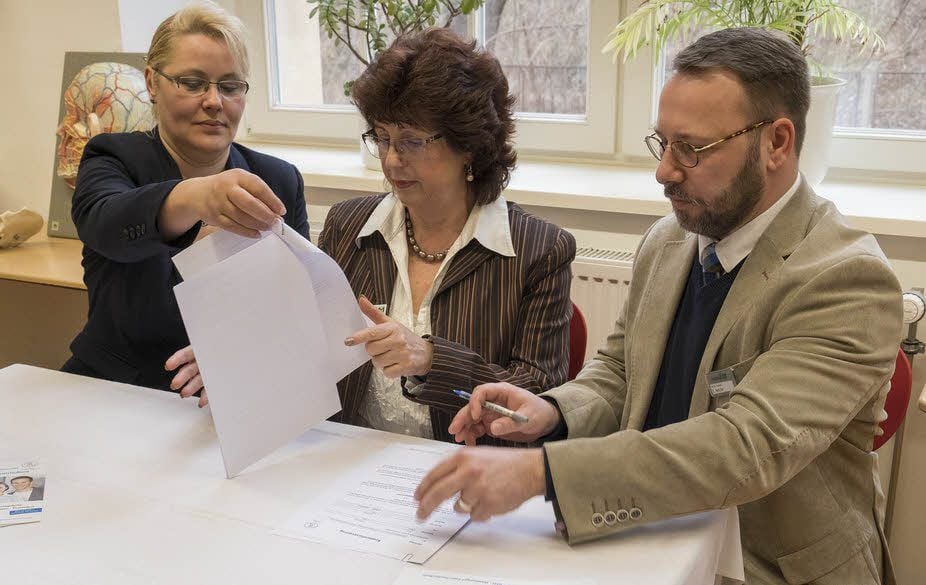 Studienzentrumsleiterin Jeannette Eckert-Ulrich, Schulleiterin Elke Koch und Fachbereichsleiter Erik Melcher unterschreiben die Vereinbarung.