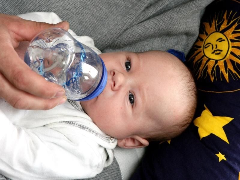 Baby-Tees sind offenbar nicht so gesund wie viele Eltern glauben. Bei einer Laboruntersuchung kam heraus: Die Teekräuter enthalten oft pflanzliche Gifte. Foto: Patrick Pleul
