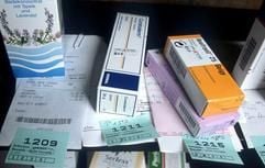 Verwirrende Medikamentenvielfalt: Gerade ältere Menschen müssen oft viele Medikament gleichzeitig einnehmen. Weil die Therapie den Lebensalltag stark beeinflussen kann, sollten Patienten gegenüber dem Arzt auf umfassender Information bestehen. (Foto: dpa)