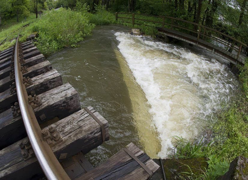 Bei den heftigen Regenfällen am 1. Juni 2013 unterspülte der Uhlenbach das Bett der Selketalbahn nahe Silberhütte. Mit einem Rückhaltebecken sollen soche Ausfälle im Fahrplan verhindert werden.