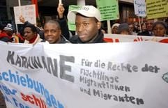 Mehrere hundert Menschen, darunter viele Ausländer, demonstrierten am 20. November 2003) in Jena gegen die Abschiebepolitik der Bundesregierung. Anlass war eine Tagung der Innenminister. (Archivfoto: dpa)