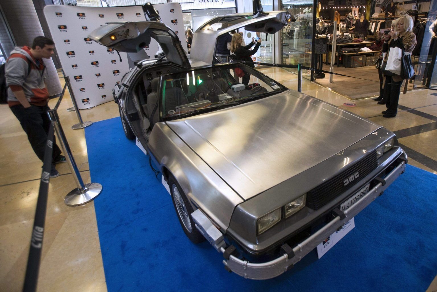 Der Wagen wurde lediglich zwei Jahre gebaut und war ein ziemlicher Verkaufsflopp. Dennoch ist der DeLorean Kult.