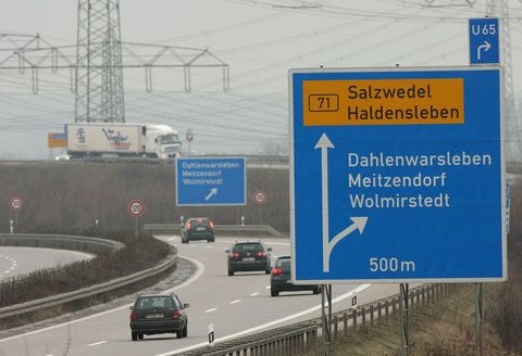 Straßenverkehr auf der Autobahn 14 unmittelbar am nördlichen Ende auf dem Territorium von Sachsen-Anhalt bei Dahlenwarsleben (Landkreis Börde) (FOTO: DPA)