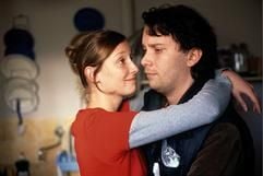 Alexandra Maria Lara als Modedesignerin Ida umarmt Christian Ulmen als Karpfenspezialist Otto in einer Szene aus dem Film «Der Fischer und seine Frau», der am 27.10.2005 in die deutschen Kinos kommt (undatierte Filmszene). (Foto: dpa)