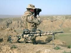 Ein Bundeswehrsoldat überblickt ein Tal bei Masar-i-Scharif in Afghanistan. (Archivbild) (Foto: dpa)