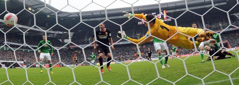 Tobias Werner (rechts am Boden) blickt seinem Kopfball hinterher, der hinter Werder-Torwart Sebastian Mielitz einschlägt.