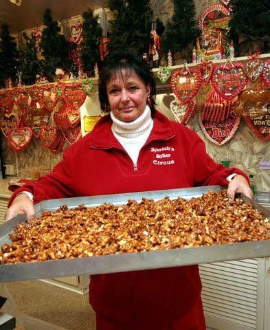 Kordula Bühner sorgt am Candy-Castle für Nachschub an gebrannten Walnüssen.