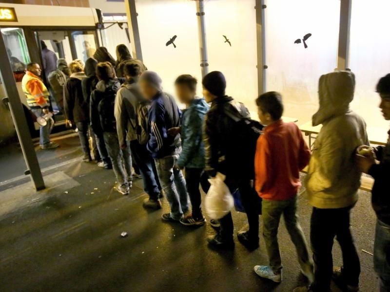 Junge Transitflüchtlinge im November 2015 in Rostock. Foto: Bernd Wüstneck