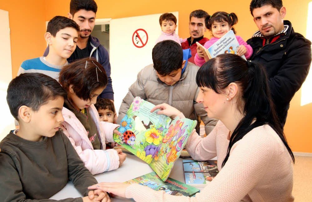 Sozialpädagogin Caroline Müller (rechts) leitet die Flüchtlingsbetreuung auf dem Bernburger Klinikgelände. Dazu gehört auch, die Kinder zu beschäftigen. Manchmal schauen sie sich gemeinsam Bücher an.