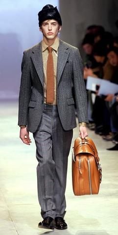 Hose, Sakko, Schips und Mütze - so könnte Mann sich auf Reisen kleiden, findet man bei Prada. Fehlt nur noch ein gelber Mantel...;-) (Foto: dpa)