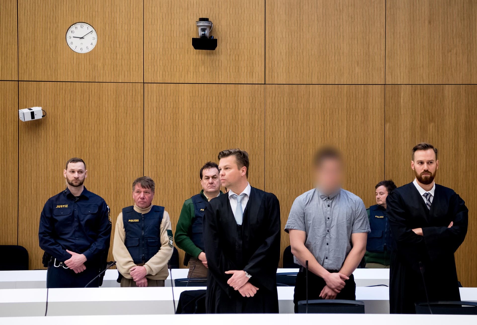 Der Angeklagte Philipp K. (M) steht zusammen mit seinen Anwälten David Mühlberger (r) und Sascha Marks im Landgericht im Verhandlungssaal.