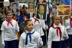 Junge Mitglieder des Karnevalvereins Kukakö waren beim Rosenmontagsumzug 2007 als Jung- und Thälmannpioniere verkleidet mit Fotos von Egon Krenz, Erich Honecker und Walter Ulbricht unterwegs. (Archivfoto: dpa)
