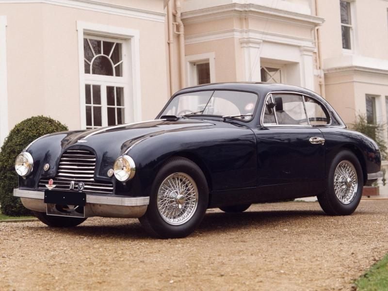 Der DB2 wurde Anfang der Fünziger produziert – noch bevor James Bond in einem Aston Martin Platz nahm. Unter der langen Motorhaube sitzt ein Sechszylinder mit 2,6-Litern Hubraum, entwickelt von W.O. Bentley.