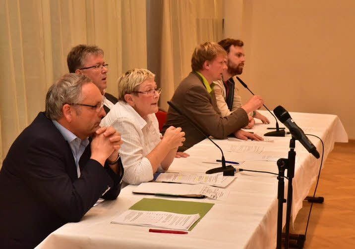 Vertreter des Burgenlandkreises, der Stadt Weißenfels und der Initiative „Engagiertes Weißenfels“ informieren und beantworten im Kulturhaus Fragen während der Einwohnerversammlung.