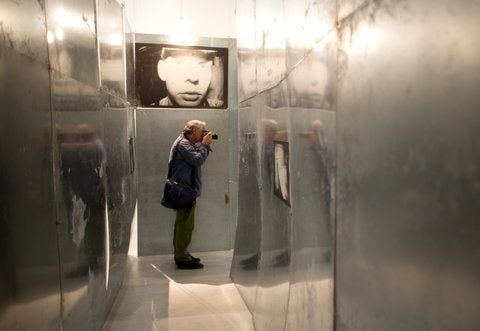 Ein Besucher fotografiert am 04.10.2012 in Berlin Fotografien in der Ausstellung "Geschlossene Gesellschaft - künstlerische Fotografie in der DDR 1949 - 1989". (FOTO: DPA)