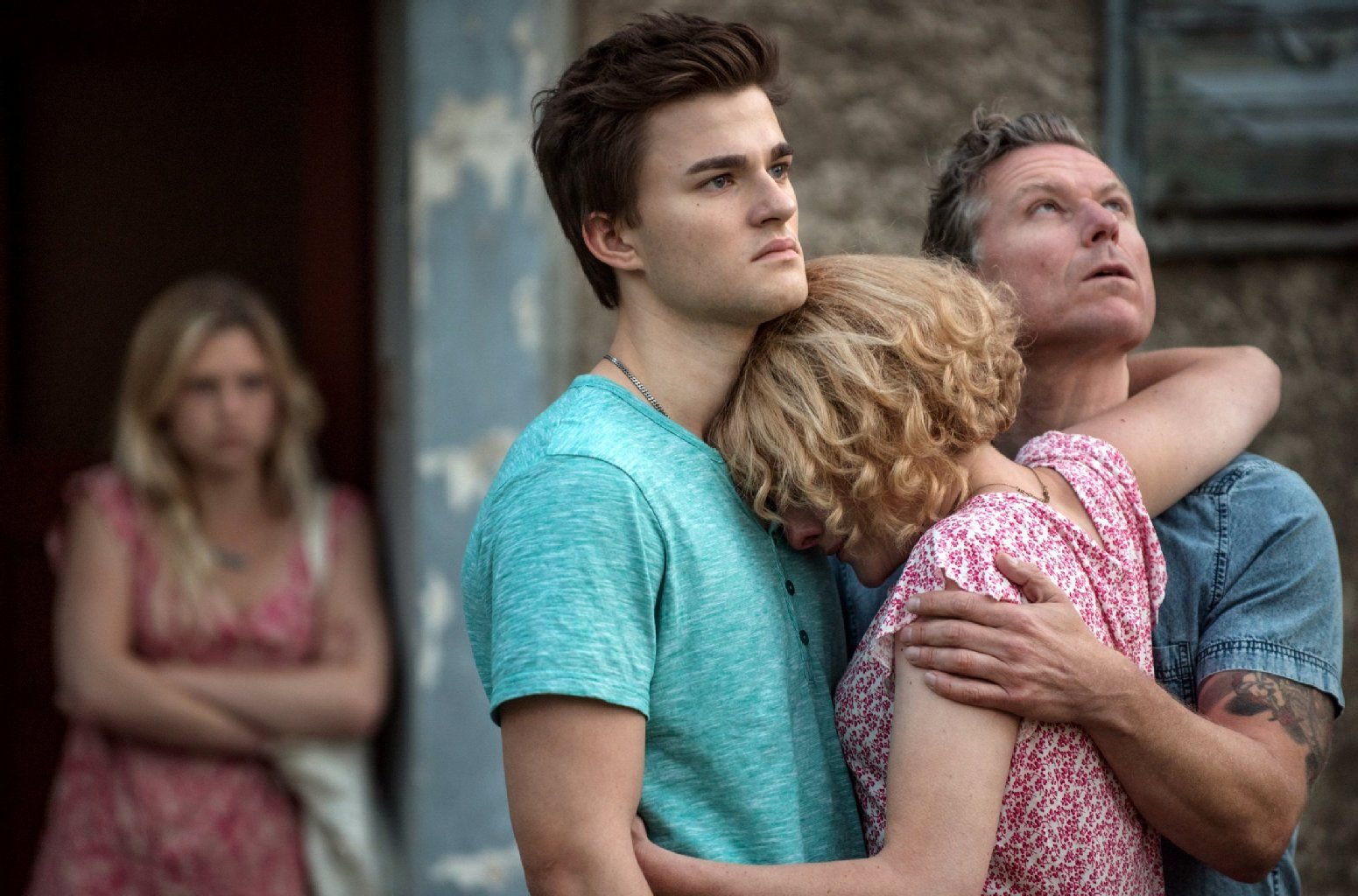 Tatort: Hundstage. Enger Familienzusammenhalt: Mel Dehlens (Sinje Irslinger, l) beobachtet, wie nah sich Judith Stiehler (Anne Ratte-Polle, 2.v.r.), Paul Stiehler (Dirk Borchardt, r) und Jonas Stiehler (Patrick Mölleken, 2.v.l.) sind.