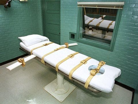 Blick in eine Todeszelle. Einer 73-jährigen Deutschen droht in den USA die Todesstrafe, weil sie ihren fünfjährigen Enkel in einer Badewanne ertränkt haben soll. (SYMBOLFOTO: DPA)