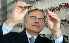 Vorstandschef Günther Fielmann schaut sich am Donnerstag zu Beginn der Bilanzpressekonferenz des Unternehmens in Hamburg eine Brille an. (Foto: dpa)