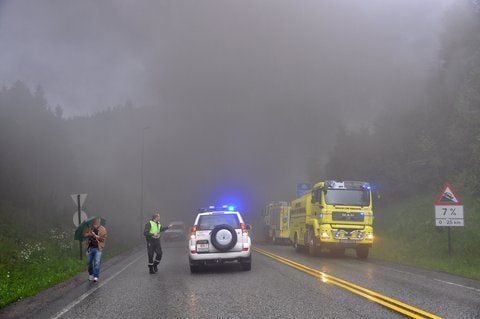 Neun Verletzte bei Feuer im Tunnel am Oslofjord in Norwegen. Rettungskräfte warten vor dem Eingang zum Tunnel. (FOTO: DPA)