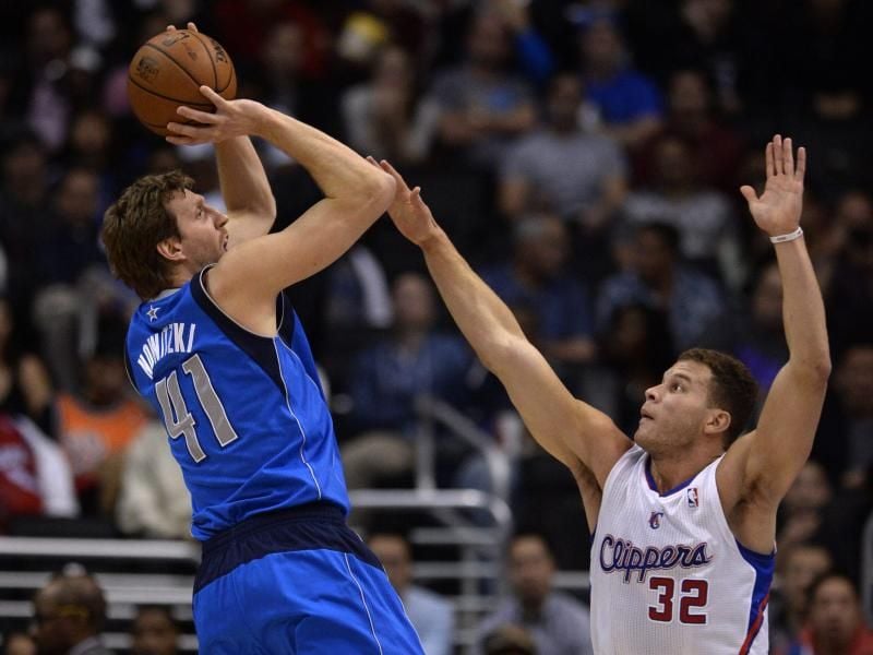 «Mavs»-Star Dirk Nowitzki setzt zum Wurf an.