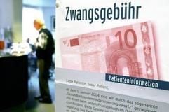 Auf die ab 1. Januar 2004 eingeführte Praxisgebühr weist diese Patienteninformation in der Praxis von Augenarzt Siegfried Rettkowski in Laatzen bei Hannover hin. (Foto: dpa)