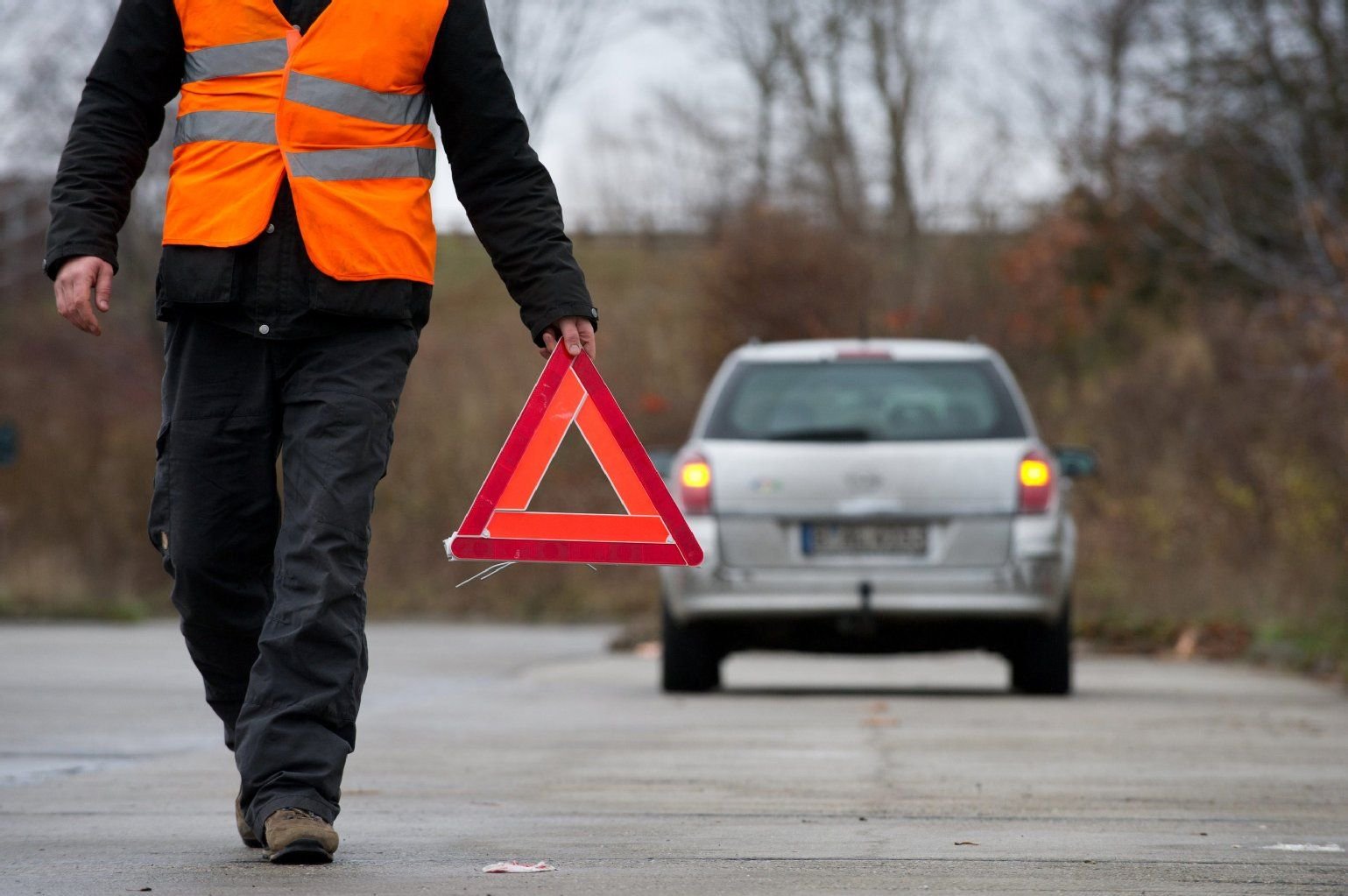 Die Warnweste wird Pflicht: Ab dem 1. Juli 2014 gehört in jedes Auto mindestens eine. Sie muss wie das Warndreieck für Notfälle immer mitgeführt werden.
