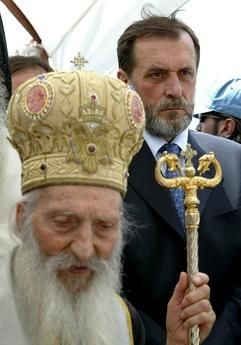 In Begleitung des serbisch-montenegrinischen Außenministers Vuk Draskovic nimmt der serbisch-orthodoxe Patriarch Pavle in Gazimestan an einer Feier zum 616. Jahrestag der Schlacht von Kosovo teil (Foto: dpa)