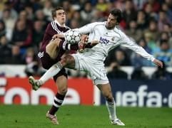 Fußball Champions League, Real Madrid gegen FC Bayern München am Dienstag (20.02.2007). Ruud van Nistelrooy (r) von Real Madrid kämpft gegen Philipp Lahm vom FC Bayern München. (Foto: dpa)