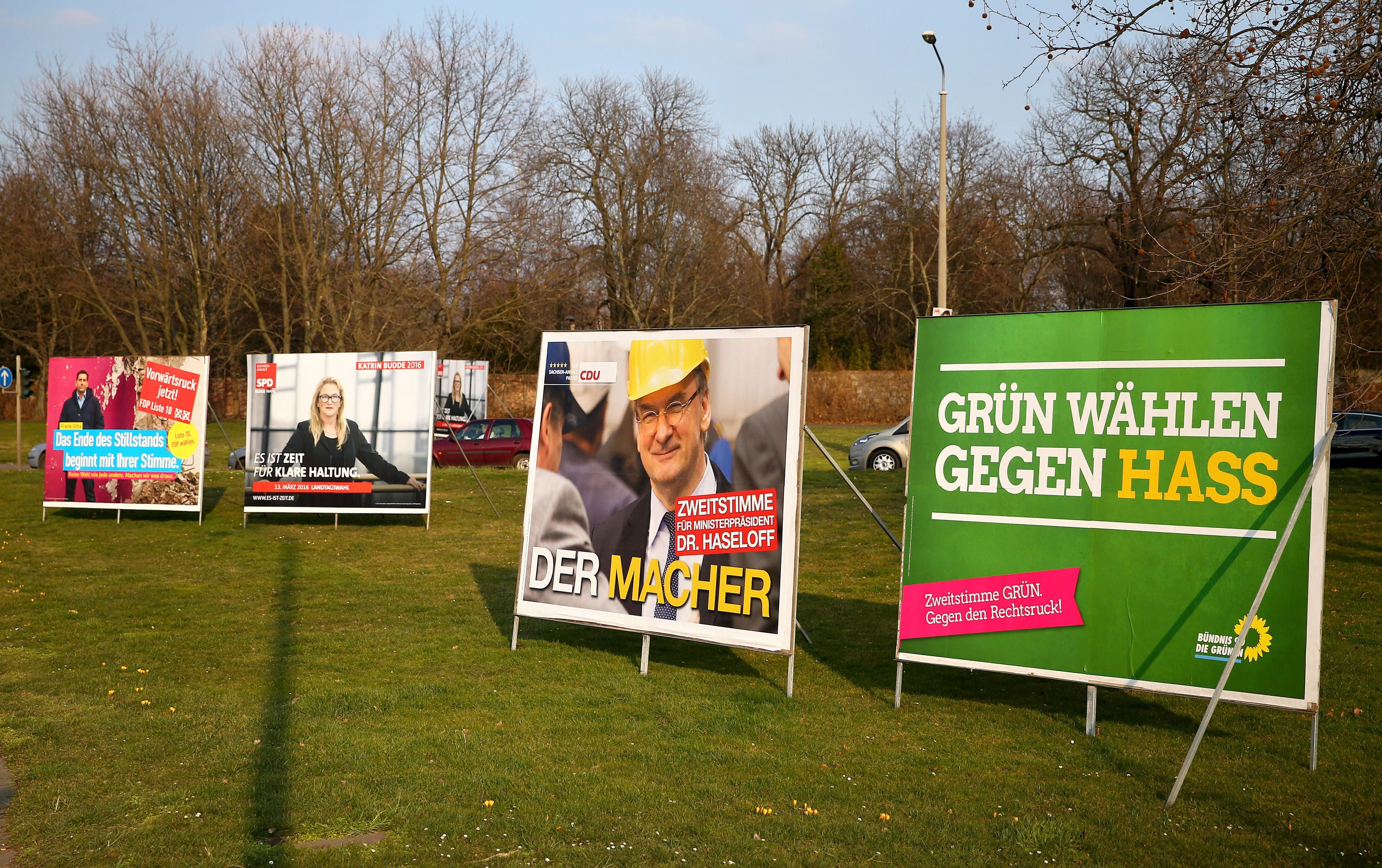 Wahlplakate von FDP (l-r), SPD, CDU und den Grünen stehen am 09.03.2016 in Halle/Saale (Sachsen-Anhalt).