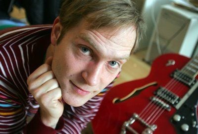 Der Musiker Thees Ullmann, Sänger der Band Tomte, aufgenommen in seiner Berliner Wohnung. (Foto: ddp)
