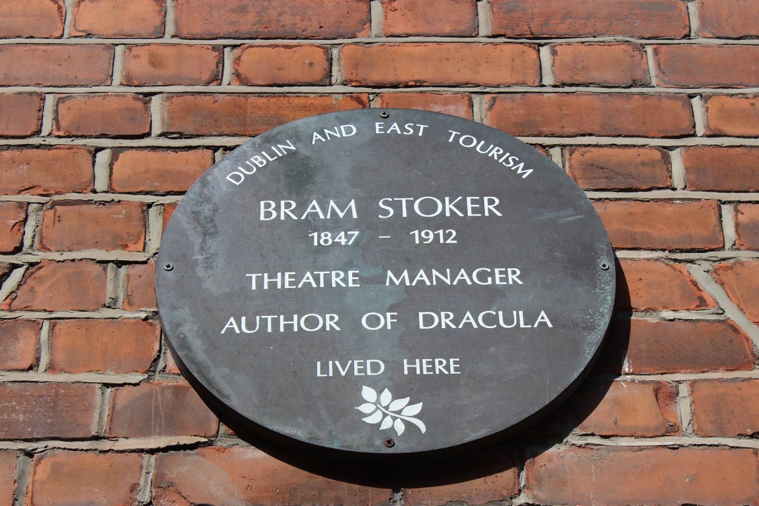 Damit auch niemand dran vorbeiläuft: Die Plakette am Wohnhaus von Bram Stoker in 30 Kildare Street in Dublin informiert den Spaziergänger, welche heute berühmte Persönlichkeit hier einmal wohnte.