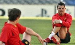 Manchester United's Spieler Cristiano Ronaldo (r.) während des Trainings. (Foto: dpa)