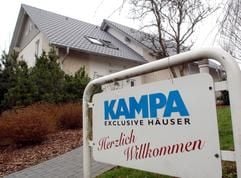 Ein Gebäude der Fertighaus-Firma Kampa steht in einer Musterhausausstellung in Wuppertal. (Foto: dpa)