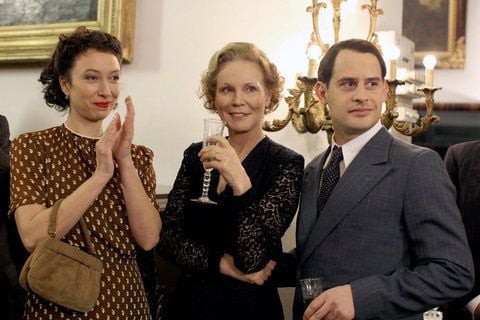 Die Schauspieler Moritz Bleibtreu als Victor, Ursula Strauss (l) als Lena und Marthe Keller als Hannah Kaufmann in einer Szene des Kinosfilms «Mein bester Feind». Die Geschichte beginnt mit einem Flugzeugabsturz im Krieg und dann mit einer Rückblende ins Wien der 30er Jahre. (FOTO: NEUE VISIONEN FILMVERLEIH/DPA)