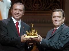 Bundeskanzler Gerhard Schröder (r.) ehrt am Sonntag (3. Oktober 2004) im Berliner Konzerthaus den türkischen Regierungschef Recep Tayyip Erdogan mit der «Quadriga». Der Preis wird seit einem Jahr an Personen verliehen, die sich um das Gemeinwohl verdient gemacht haben. (Foto: dpa)