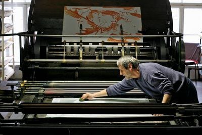 Ein Lichtdrucker arbeitet im Druckkunstmuseum in Leipzig an einer etwa 100 Jahre alten Lichtdruckmaschine. (FOTO: DDP)