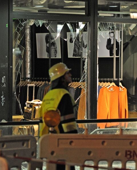 Insgesamt mussten etwa 2500 Menschen ihre Wohnungen verlassen. Wie die Feuerwehr mitteilte, wurde bei Bauarbeiten auf dem Gelände einer früheren Kneipe ein 250-Kilo-Blindgänger gefunden. (FOTO: DPA)