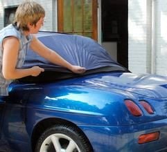 Schutz vor Schnee und Eis: Ob ein Cabrio auch im Winter gefahren werden kann, hängt nicht zuletzt vom Baujahr ab - bei neuen Modellen ist das dank moderner Verdecktechnik üblicherweise kein Problem. (Foto: dpa)