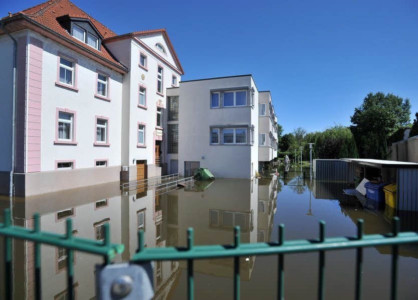 Im hinteren Bereich des Pflegeheims in der Parkstraße steht das Wasser.