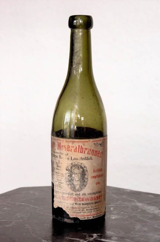 Die Flasche ist gut 100 Jahre alt.